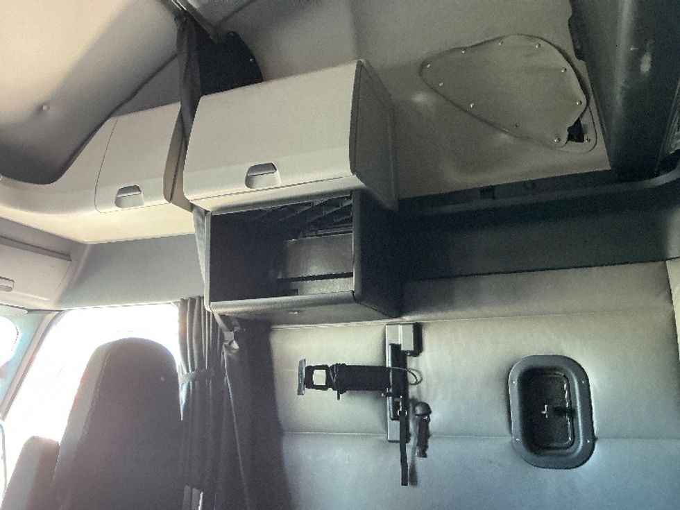 Sleeper Tractor-Heavy Duty Tractors-Freightliner-2022-T12664ST-Phoenix-AZ-601,244\n\t\tmiles-$ 64,000 - Image 19