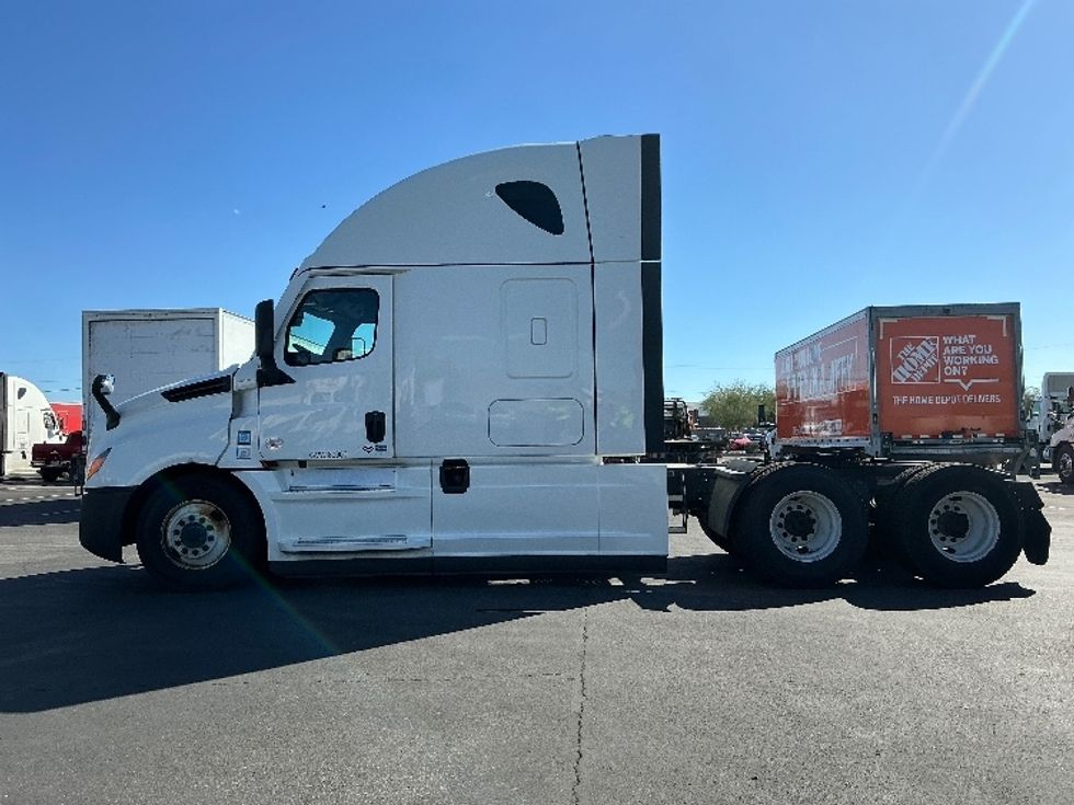 Sleeper Tractor-Heavy Duty Tractors-Freightliner-2022-T12664ST-Phoenix-AZ-601,244\n\t\tmiles-$ 64,000 - Image 4