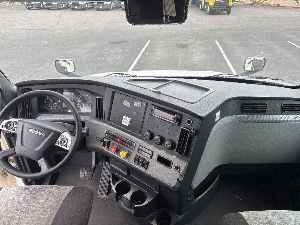 Sleeper Tractor-Heavy Duty Tractors-Freightliner-2022-T12664ST-Phoenix-AZ-622,195\n\t\tmiles-$ 59,750 - Image 12