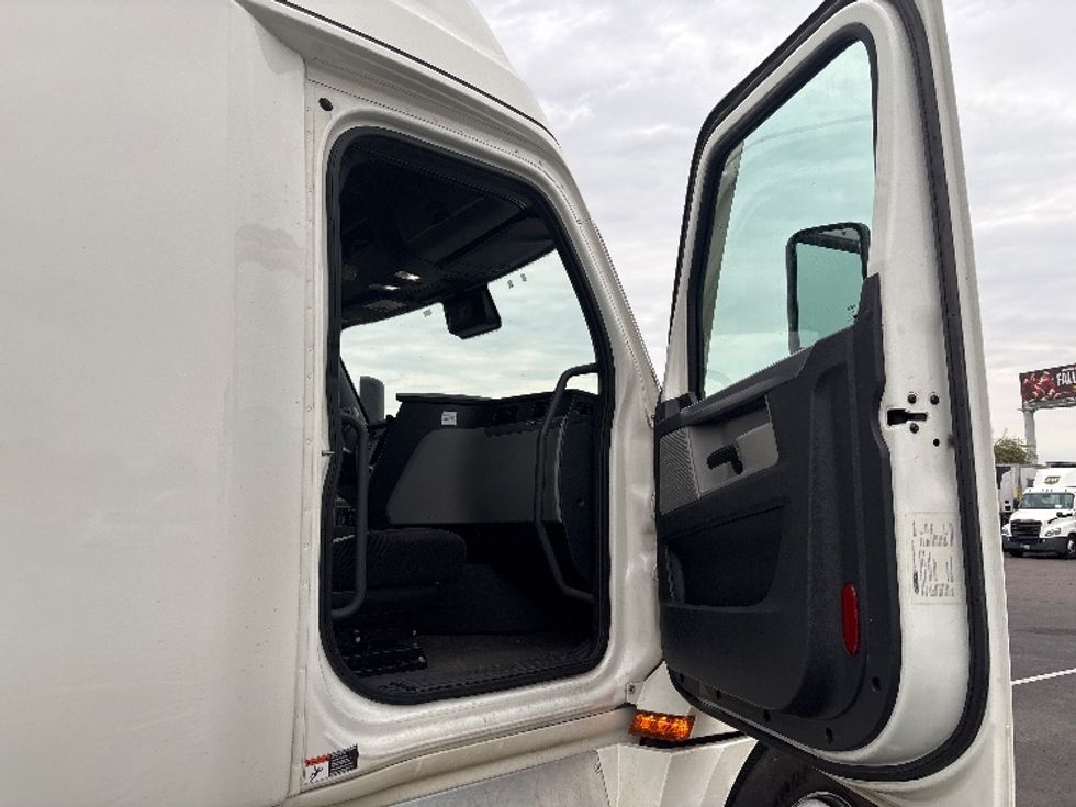 Sleeper Tractor-Heavy Duty Tractors-Freightliner-2022-T12664ST-Phoenix-AZ-622,195\n\t\tmiles-$ 59,750 - Image 13