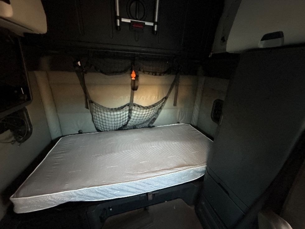 Sleeper Tractor-Heavy Duty Tractors-Freightliner-2022-T12664ST-Phoenix-AZ-622,195\n\t\tmiles-$ 59,750 - Image 16