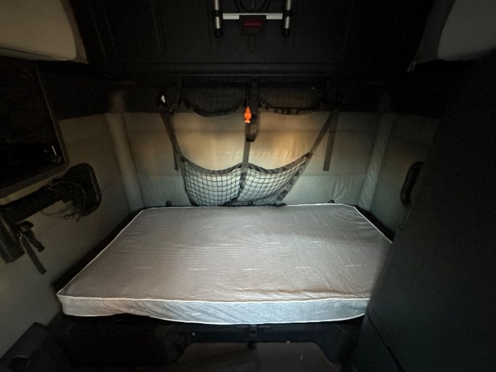 Sleeper Tractor-Heavy Duty Tractors-Freightliner-2022-T12664ST-Phoenix-AZ-622,195\n\t\tmiles-$ 59,750 - Image 17