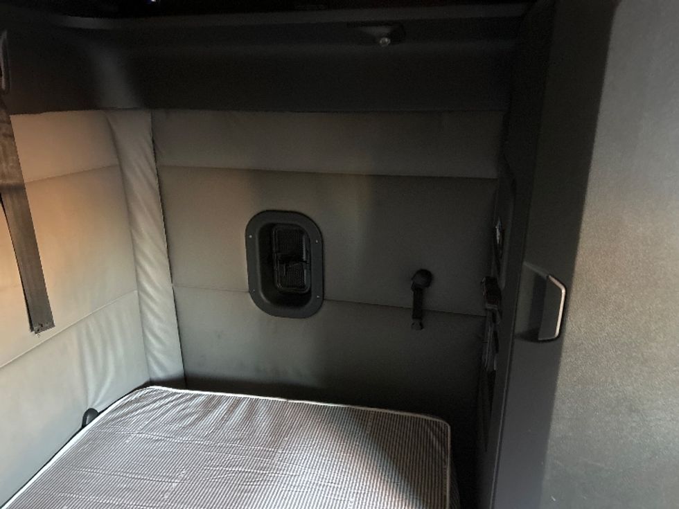 Sleeper Tractor-Heavy Duty Tractors-Freightliner-2022-T12664ST-Phoenix-AZ-622,195\n\t\tmiles-$ 59,750 - Image 18