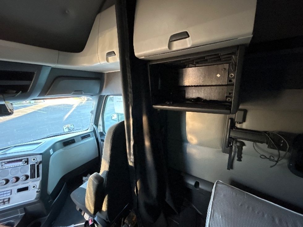 Sleeper Tractor-Heavy Duty Tractors-Freightliner-2022-T12664ST-Phoenix-AZ-622,195\n\t\tmiles-$ 59,750 - Image 19