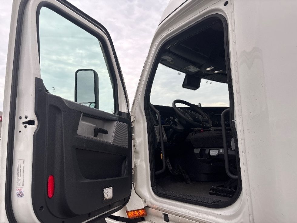 Sleeper Tractor-Heavy Duty Tractors-Freightliner-2022-T12664ST-Phoenix-AZ-622,195\n\t\tmiles-$ 59,750 - Image 9