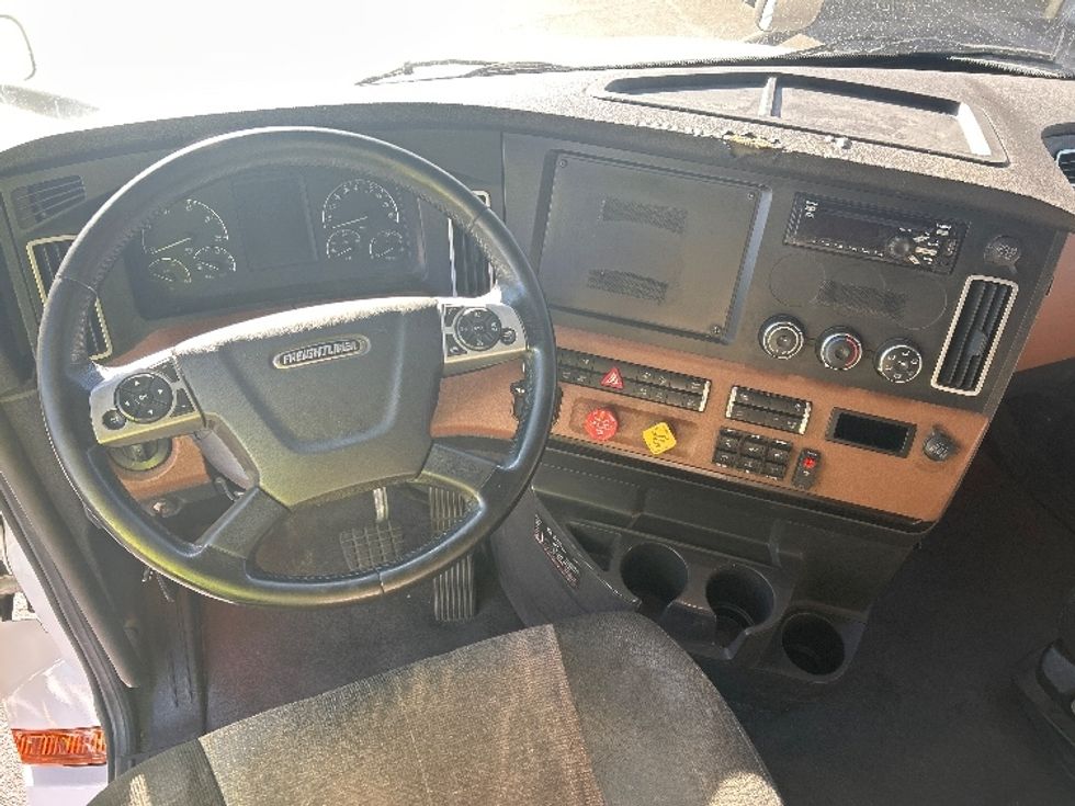 Sleeper Tractor-Heavy Duty Tractors-Freightliner-2022-T12664ST-Phoenix-AZ-671,990\n\t\tmiles-$ 58,000 - Image 11