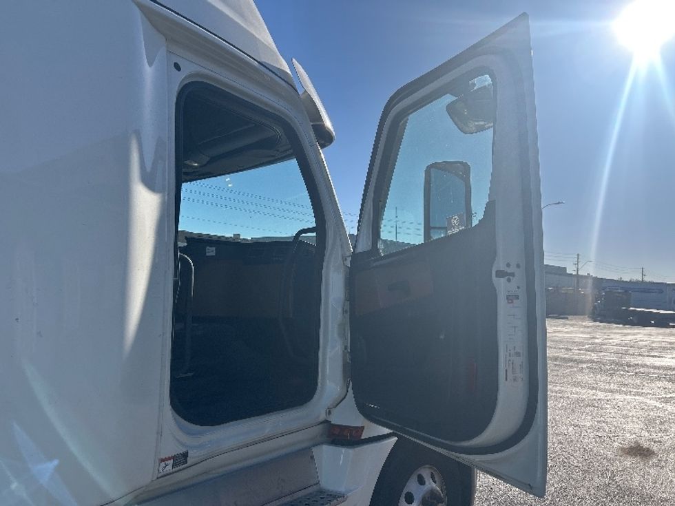 Sleeper Tractor-Heavy Duty Tractors-Freightliner-2022-T12664ST-Phoenix-AZ-671,990\n\t\tmiles-$ 58,000 - Image 13