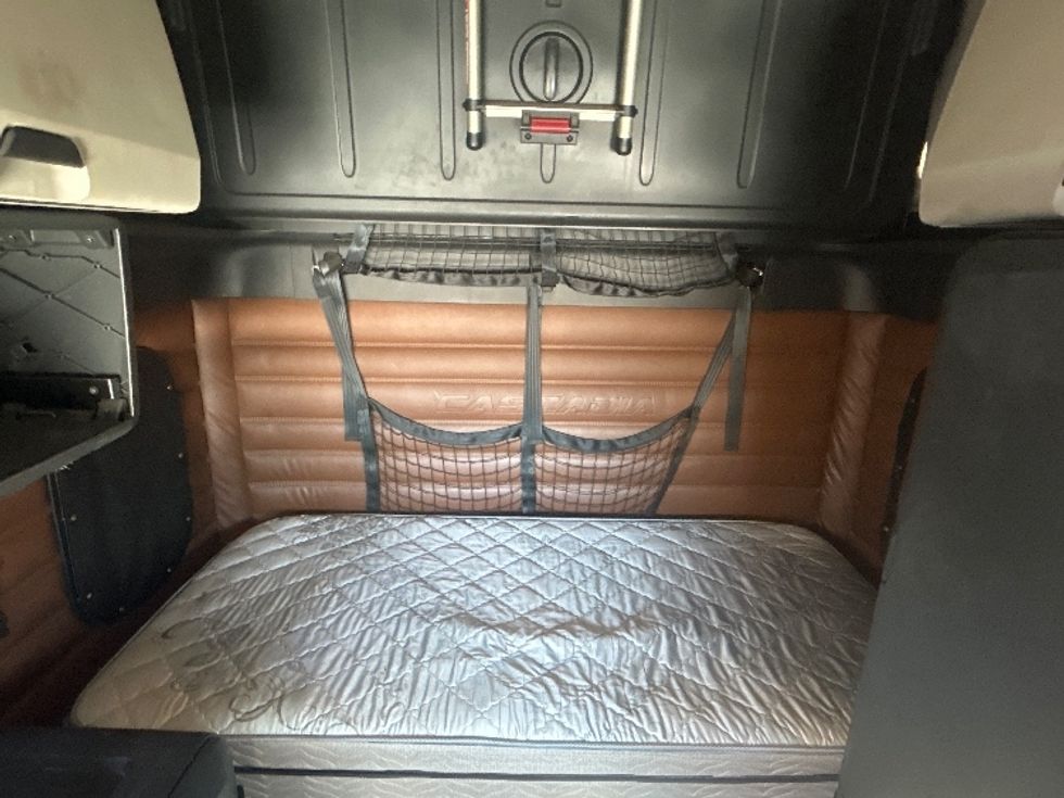 Sleeper Tractor-Heavy Duty Tractors-Freightliner-2022-T12664ST-Phoenix-AZ-671,990\n\t\tmiles-$ 58,000 - Image 16
