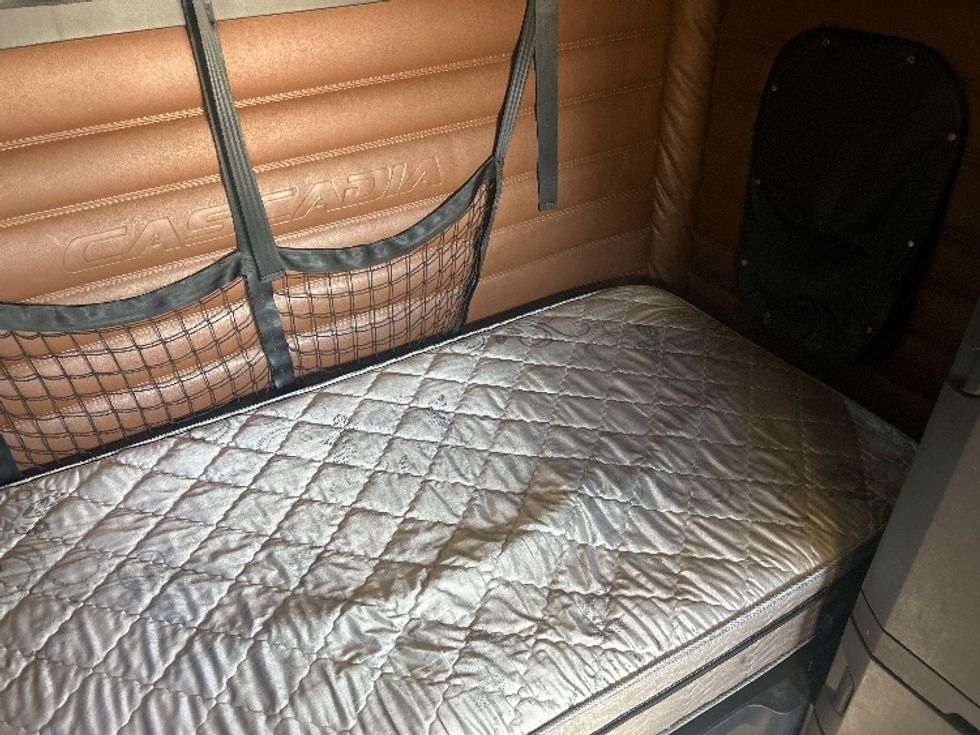 Sleeper Tractor-Heavy Duty Tractors-Freightliner-2022-T12664ST-Phoenix-AZ-671,990\n\t\tmiles-$ 58,000 - Image 17
