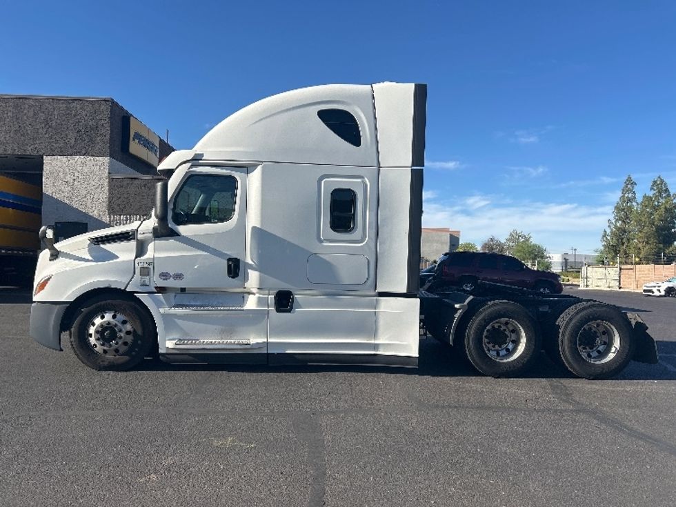 Sleeper Tractor-Heavy Duty Tractors-Freightliner-2022-T12664ST-Phoenix-AZ-671,990\n\t\tmiles-$ 58,000 - Image 4