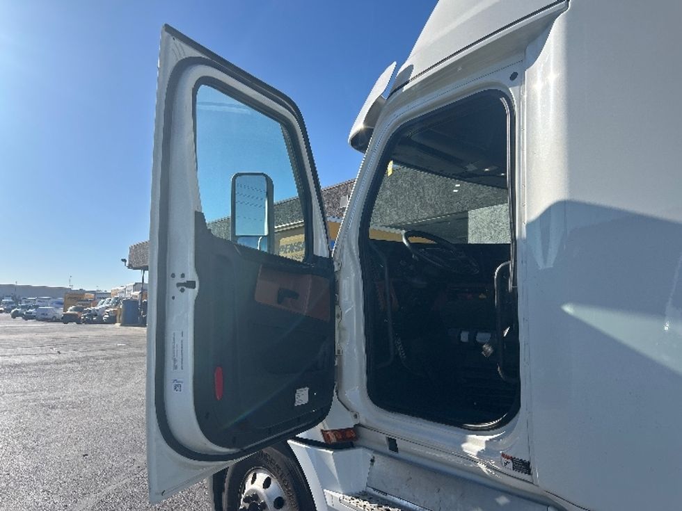 Sleeper Tractor-Heavy Duty Tractors-Freightliner-2022-T12664ST-Phoenix-AZ-671,990\n\t\tmiles-$ 58,000 - Image 9