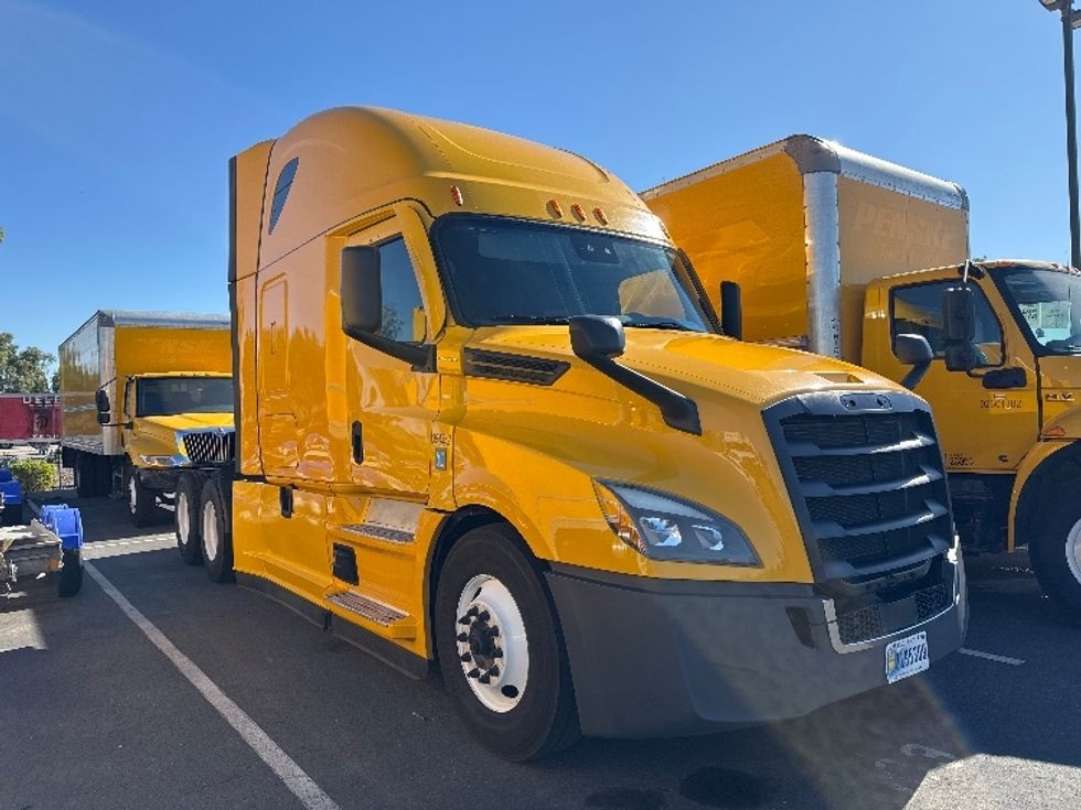 Sleeper Tractor-Heavy Duty Tractors-Freightliner-2022-T12664ST-Phoenix-AZ-687,427\n\t\tmiles-$ 48,250 - Image 1