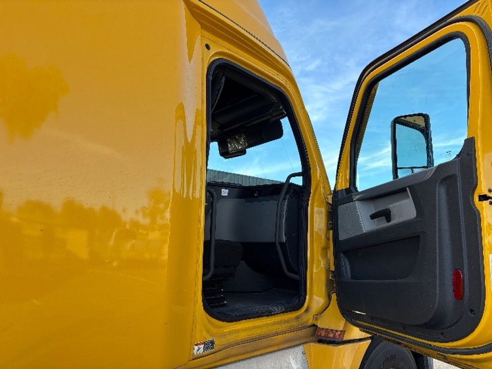 Sleeper Tractor-Heavy Duty Tractors-Freightliner-2022-T12664ST-Phoenix-AZ-687,427\n\t\tmiles-$ 48,250 - Image 13