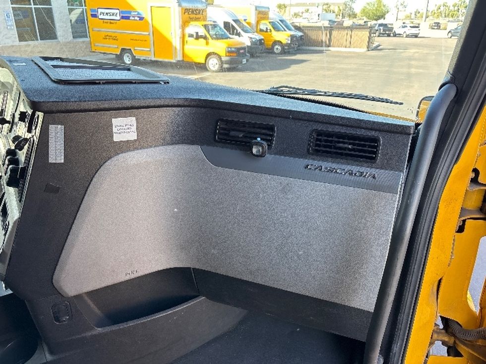 Sleeper Tractor-Heavy Duty Tractors-Freightliner-2022-T12664ST-Phoenix-AZ-687,427\n\t\tmiles-$ 48,250 - Image 14