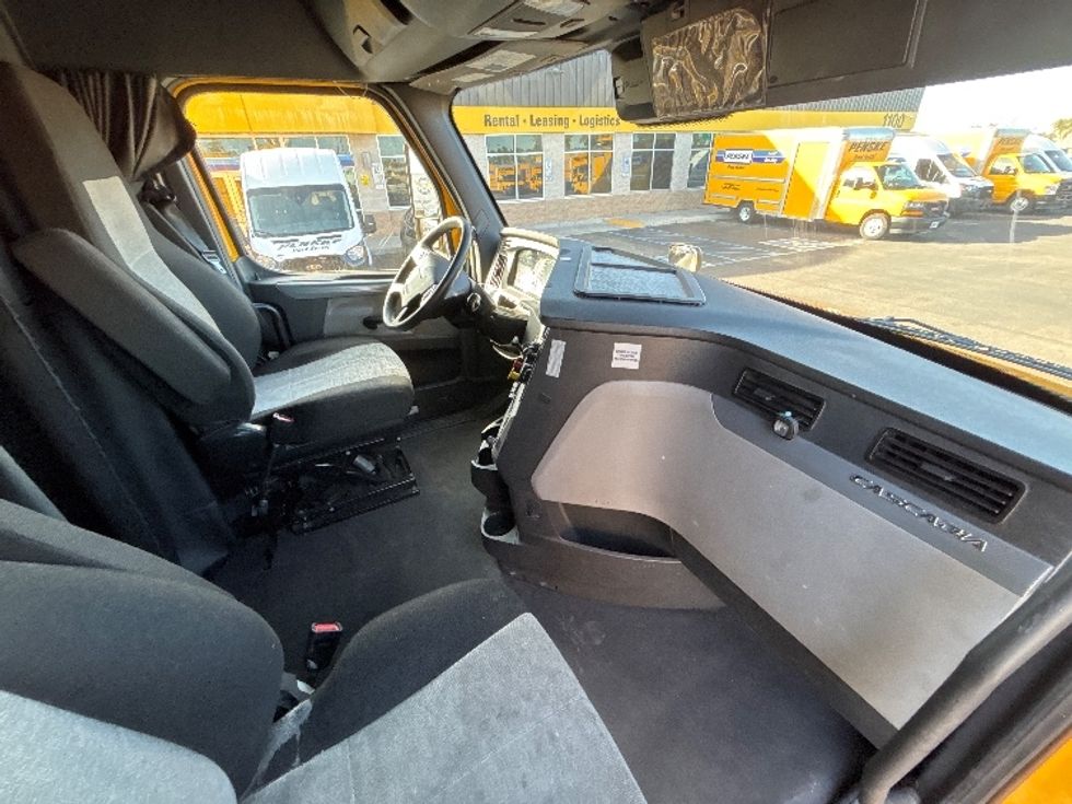 Sleeper Tractor-Heavy Duty Tractors-Freightliner-2022-T12664ST-Phoenix-AZ-687,427\n\t\tmiles-$ 48,250 - Image 15