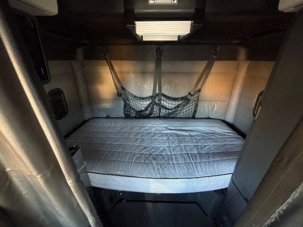 Sleeper Tractor-Heavy Duty Tractors-Freightliner-2022-T12664ST-Phoenix-AZ-687,427\n\t\tmiles-$ 48,250 - Image 16