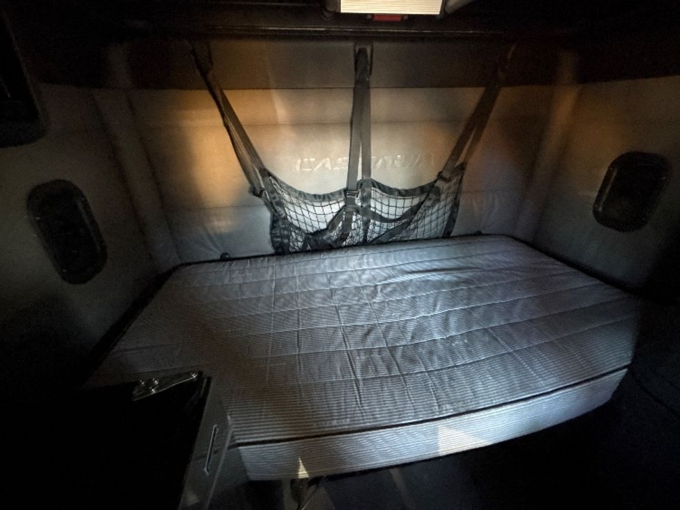 Sleeper Tractor-Heavy Duty Tractors-Freightliner-2022-T12664ST-Phoenix-AZ-687,427\n\t\tmiles-$ 48,250 - Image 17