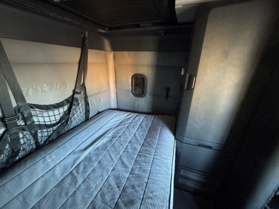 Sleeper Tractor-Heavy Duty Tractors-Freightliner-2022-T12664ST-Phoenix-AZ-687,427\n\t\tmiles-$ 48,250 - Image 18