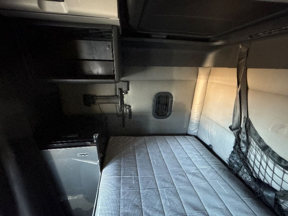 Sleeper Tractor-Heavy Duty Tractors-Freightliner-2022-T12664ST-Phoenix-AZ-687,427\n\t\tmiles-$ 48,250 - Image 19