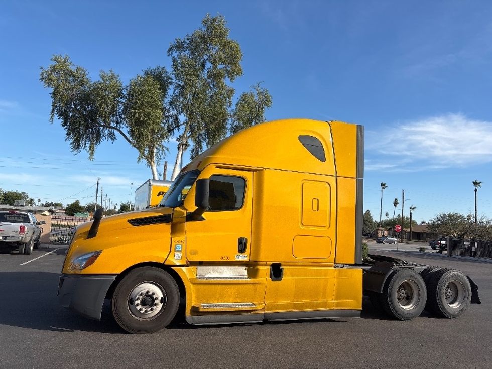 Sleeper Tractor-Heavy Duty Tractors-Freightliner-2022-T12664ST-Phoenix-AZ-687,427\n\t\tmiles-$ 48,250 - Image 4
