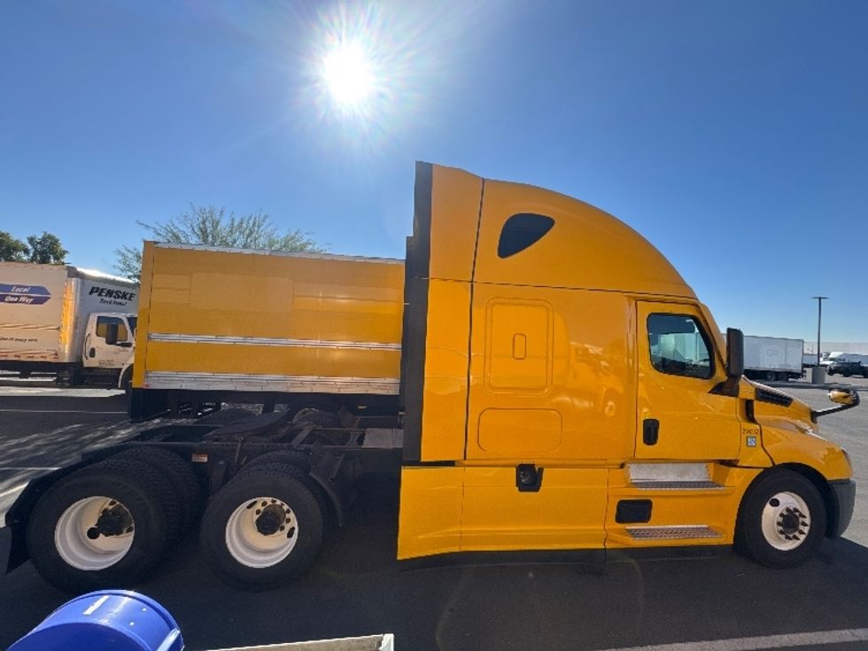 Sleeper Tractor-Heavy Duty Tractors-Freightliner-2022-T12664ST-Phoenix-AZ-687,427\n\t\tmiles-$ 48,250 - Image 8