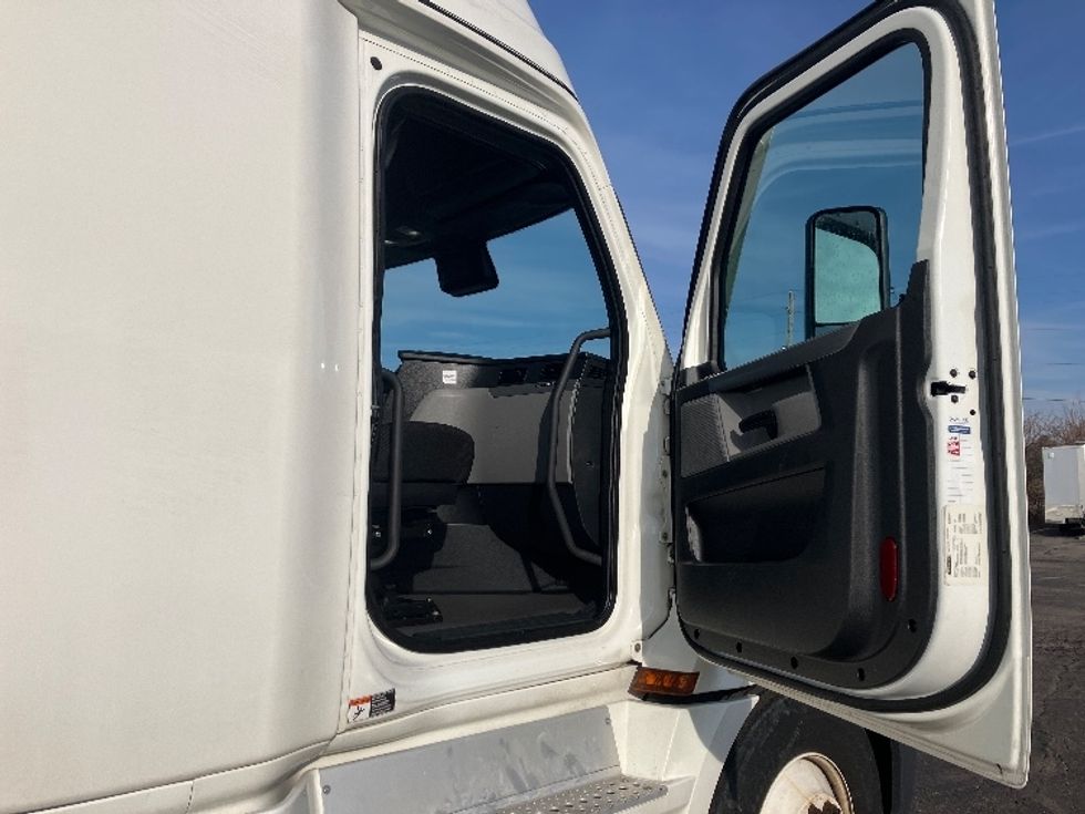 Sleeper Tractor-Heavy Duty Tractors-Freightliner-2022-T12664ST-Piqua-OH-428,857\n\t\tmiles-$ 72,250 - Image 13