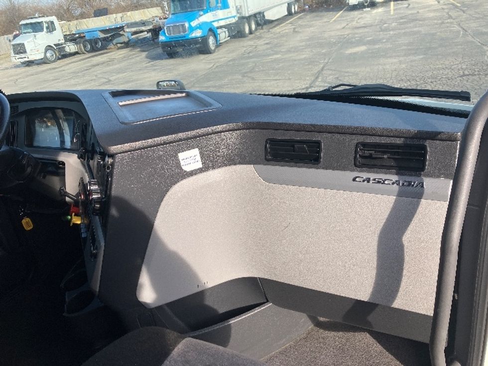 Sleeper Tractor-Heavy Duty Tractors-Freightliner-2022-T12664ST-Piqua-OH-428,857\n\t\tmiles-$ 72,250 - Image 14