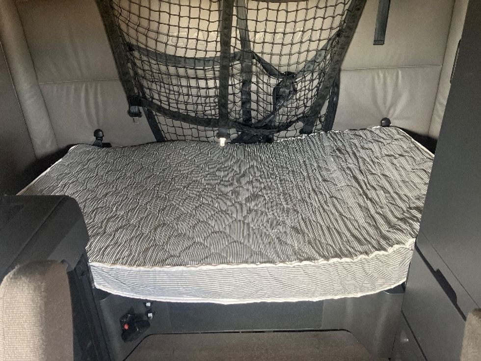 Sleeper Tractor-Heavy Duty Tractors-Freightliner-2022-T12664ST-Piqua-OH-428,857\n\t\tmiles-$ 72,250 - Image 16