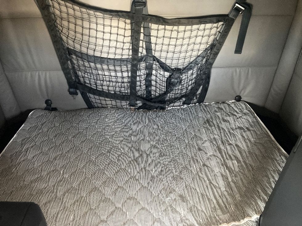 Sleeper Tractor-Heavy Duty Tractors-Freightliner-2022-T12664ST-Piqua-OH-428,857\n\t\tmiles-$ 72,250 - Image 17