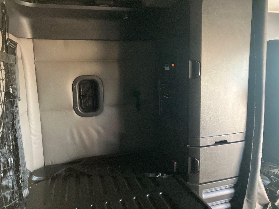 Sleeper Tractor-Heavy Duty Tractors-Freightliner-2022-T12664ST-Piqua-OH-428,857\n\t\tmiles-$ 72,250 - Image 18