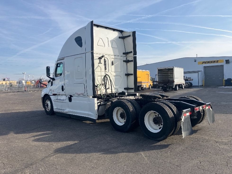 Sleeper Tractor-Heavy Duty Tractors-Freightliner-2022-T12664ST-Piqua-OH-428,857\n\t\tmiles-$ 72,250 - Image 5