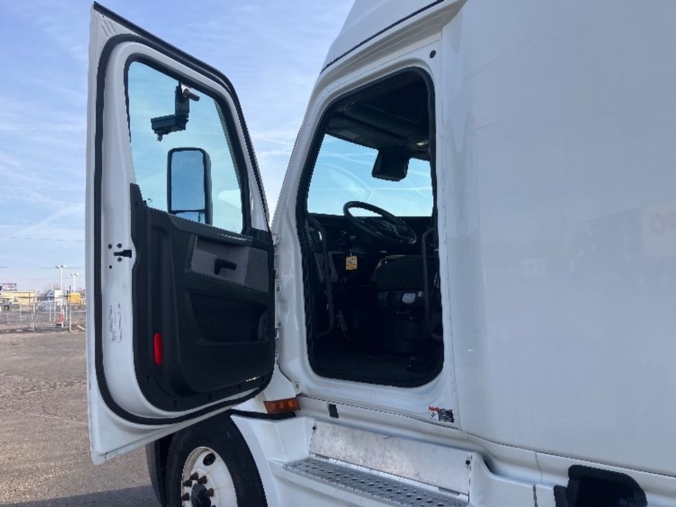 Sleeper Tractor-Heavy Duty Tractors-Freightliner-2022-T12664ST-Piqua-OH-428,857\n\t\tmiles-$ 72,250 - Image 9