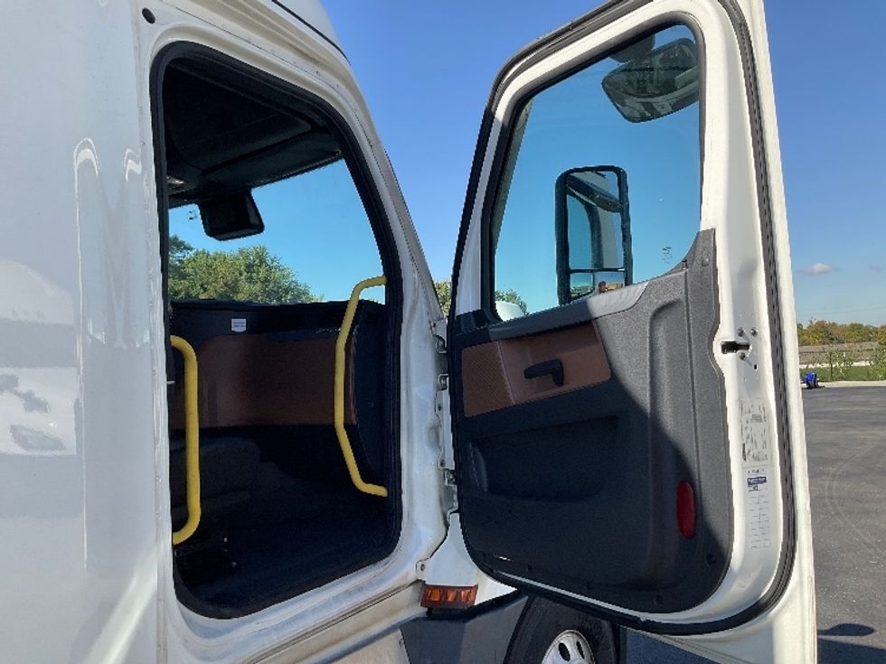 Sleeper Tractor-Heavy Duty Tractors-Freightliner-2022-T12664ST-Piqua-OH-457,896\n\t\tmiles-$ 73,000 - Image 13