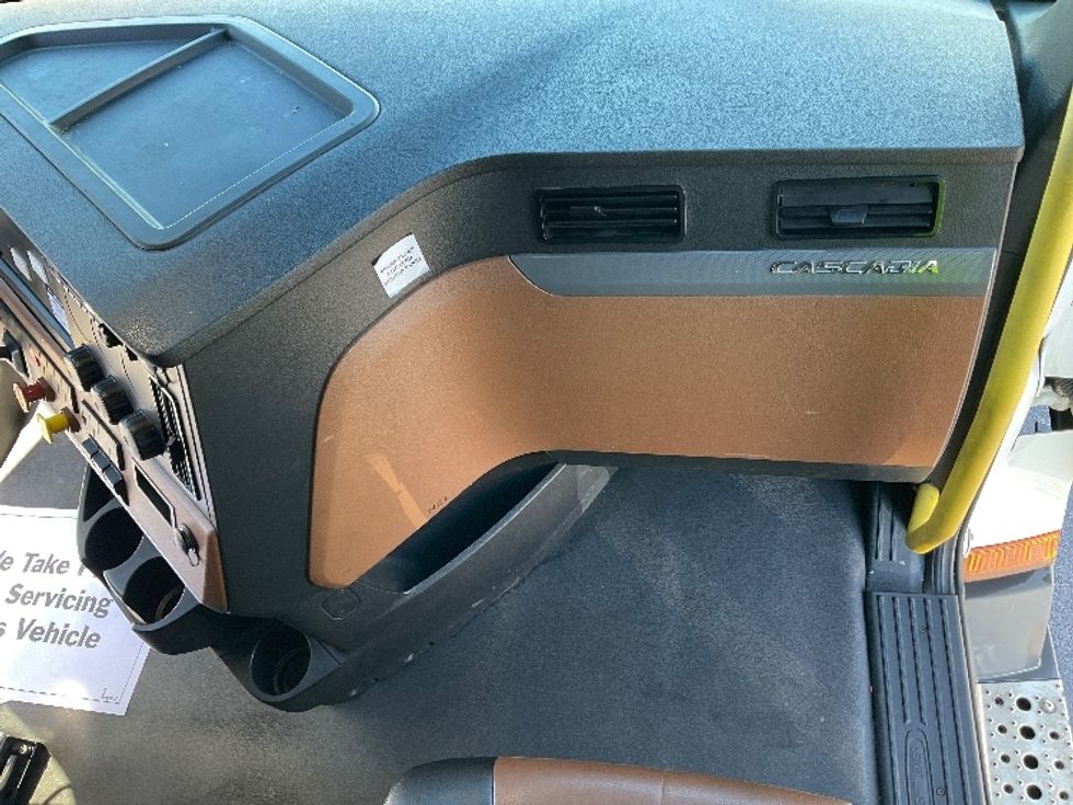 Sleeper Tractor-Heavy Duty Tractors-Freightliner-2022-T12664ST-Piqua-OH-457,896\n\t\tmiles-$ 73,000 - Image 14