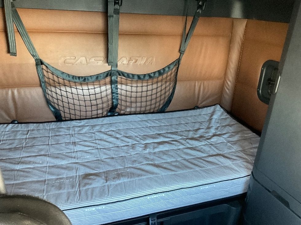 Sleeper Tractor-Heavy Duty Tractors-Freightliner-2022-T12664ST-Piqua-OH-457,896\n\t\tmiles-$ 73,000 - Image 16