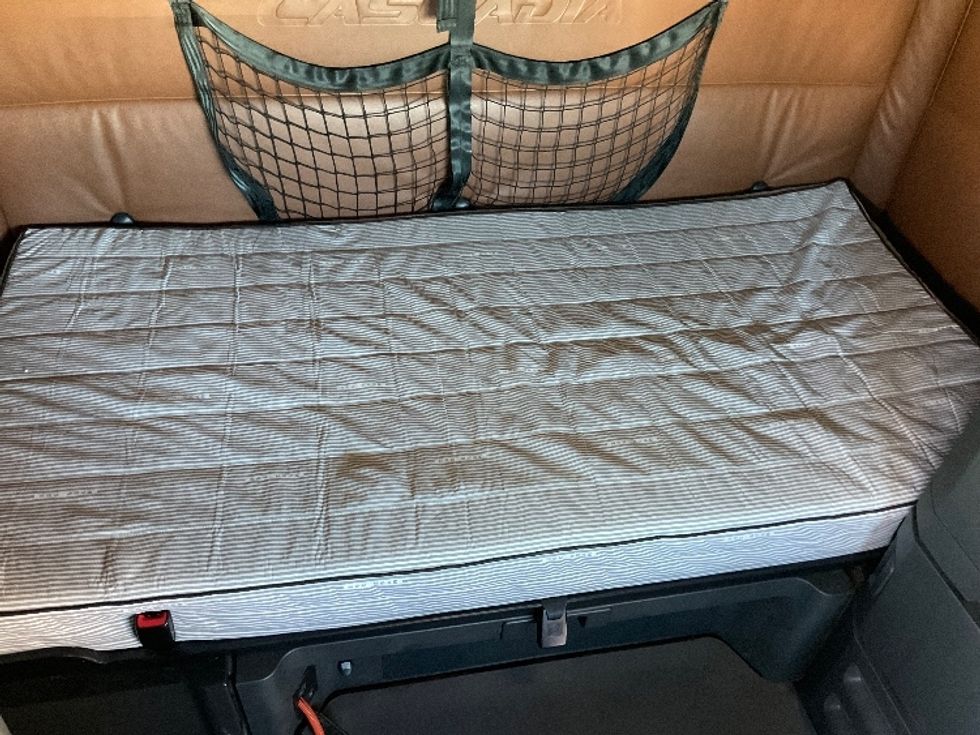 Sleeper Tractor-Heavy Duty Tractors-Freightliner-2022-T12664ST-Piqua-OH-457,896\n\t\tmiles-$ 73,000 - Image 17