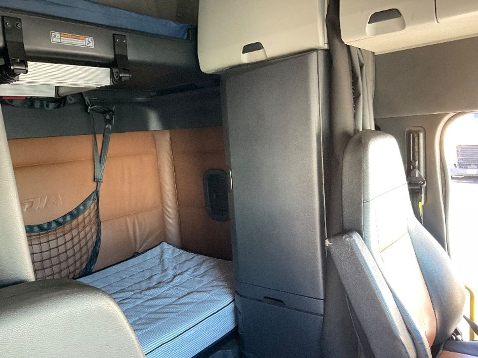 Sleeper Tractor-Heavy Duty Tractors-Freightliner-2022-T12664ST-Piqua-OH-457,896\n\t\tmiles-$ 73,000 - Image 18