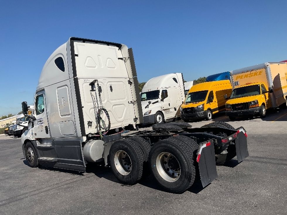 Sleeper Tractor-Heavy Duty Tractors-Freightliner-2022-T12664ST-Piqua-OH-457,896\n\t\tmiles-$ 73,000 - Image 5