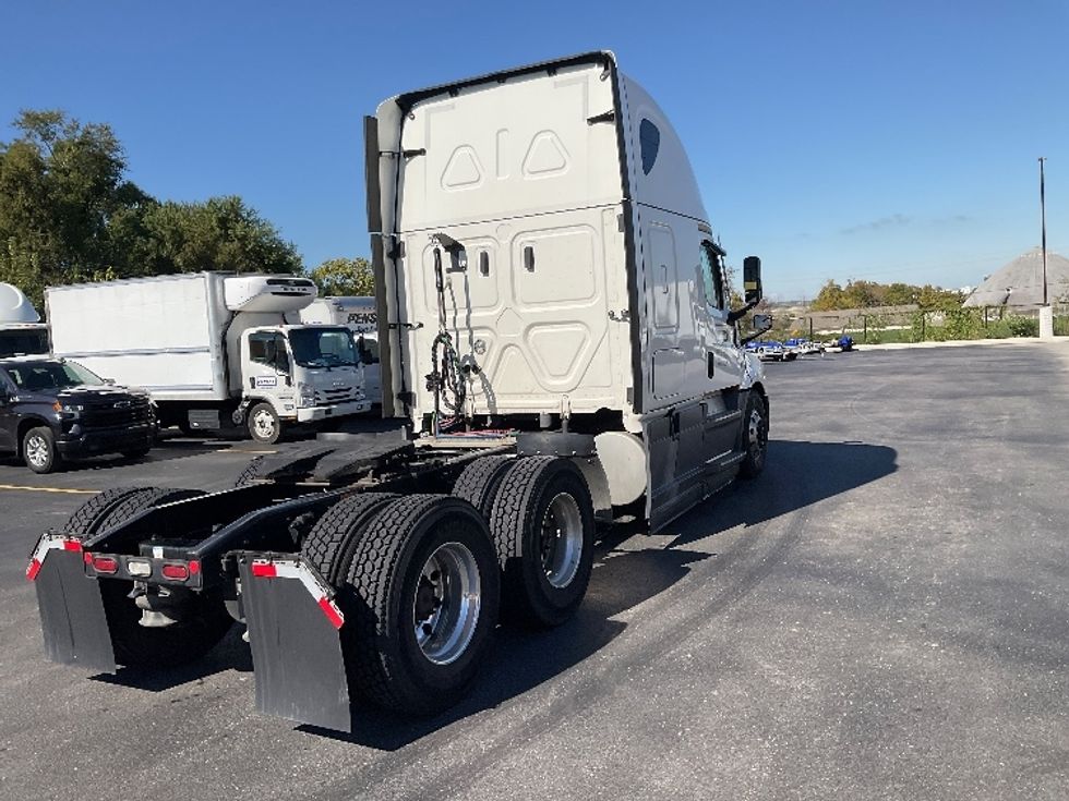 Sleeper Tractor-Heavy Duty Tractors-Freightliner-2022-T12664ST-Piqua-OH-457,896\n\t\tmiles-$ 73,000 - Image 7