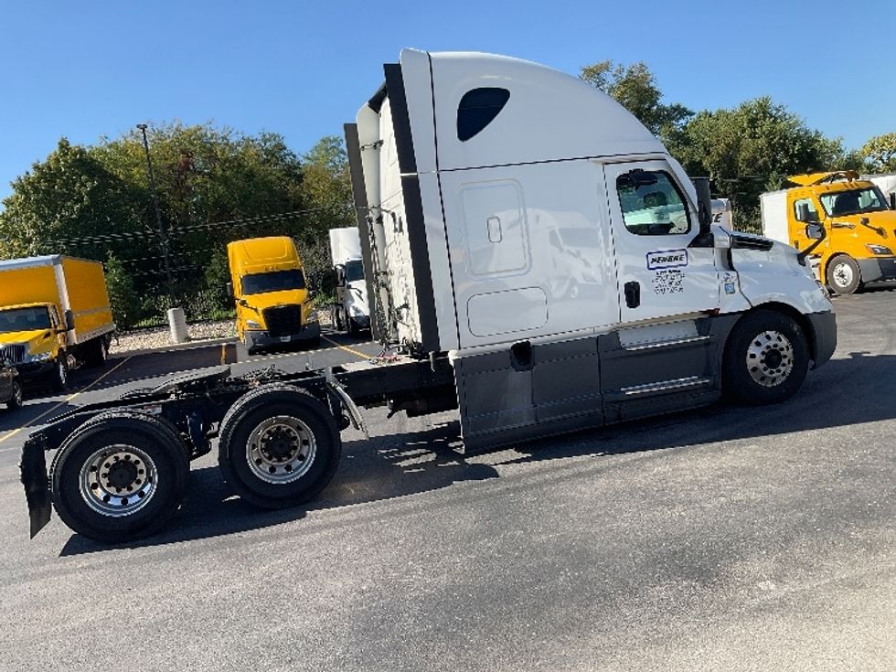 Sleeper Tractor-Heavy Duty Tractors-Freightliner-2022-T12664ST-Piqua-OH-457,896\n\t\tmiles-$ 73,000 - Image 8
