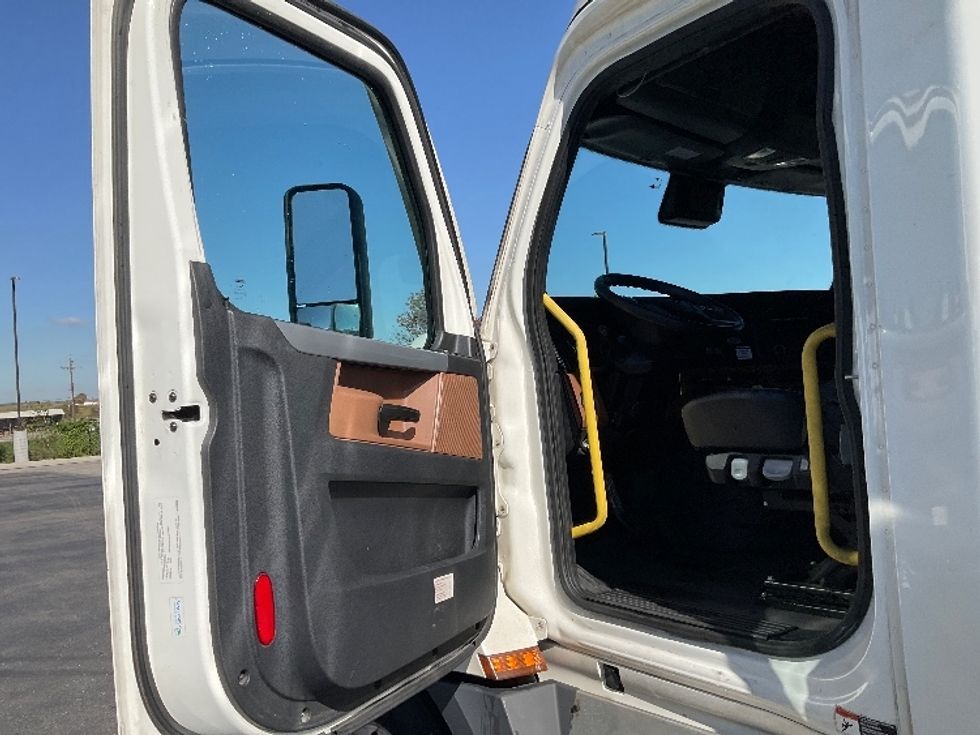 Sleeper Tractor-Heavy Duty Tractors-Freightliner-2022-T12664ST-Piqua-OH-457,896\n\t\tmiles-$ 73,000 - Image 9