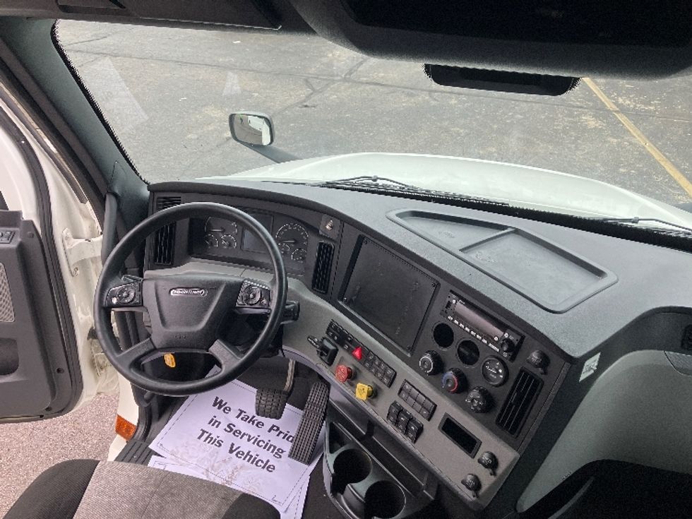 Sleeper Tractor-Heavy Duty Tractors-Freightliner-2022-T12664ST-Piqua-OH-463,923\n\t\tmiles-$ 75,250 - Image 11