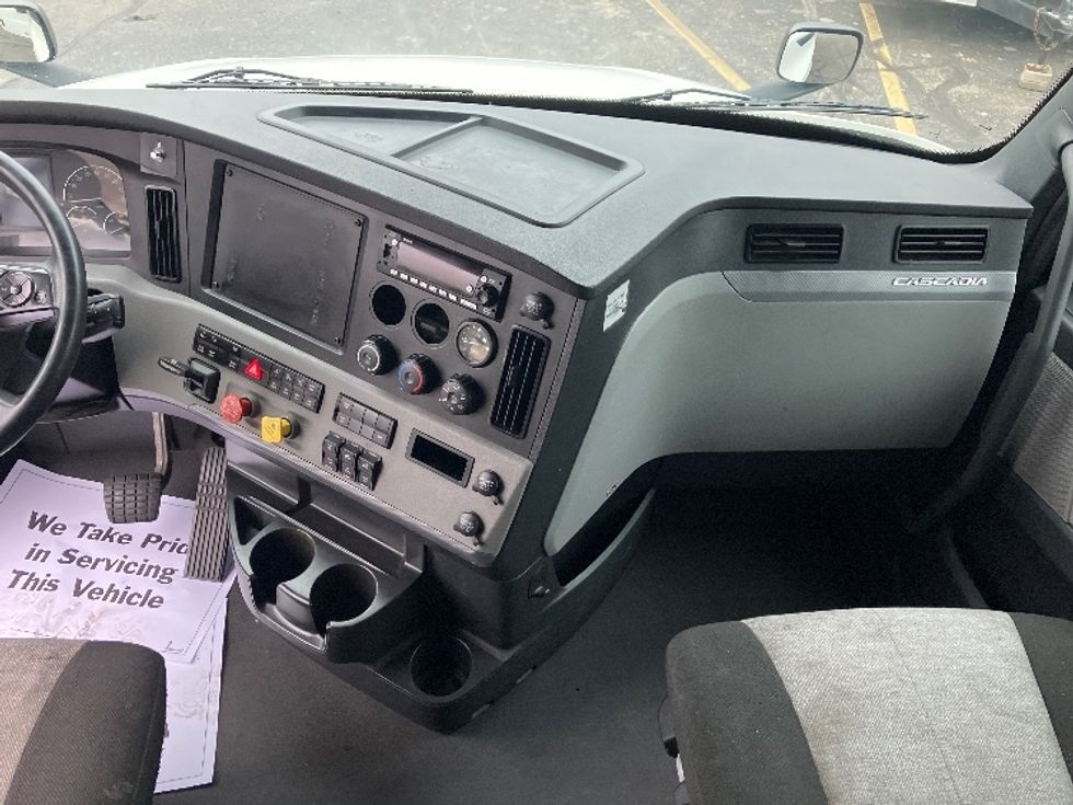Sleeper Tractor-Heavy Duty Tractors-Freightliner-2022-T12664ST-Piqua-OH-463,923\n\t\tmiles-$ 75,250 - Image 12