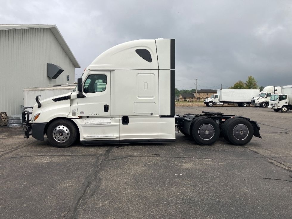 Sleeper Tractor-Heavy Duty Tractors-Freightliner-2022-T12664ST-Piqua-OH-463,923\n\t\tmiles-$ 75,250 - Image 4