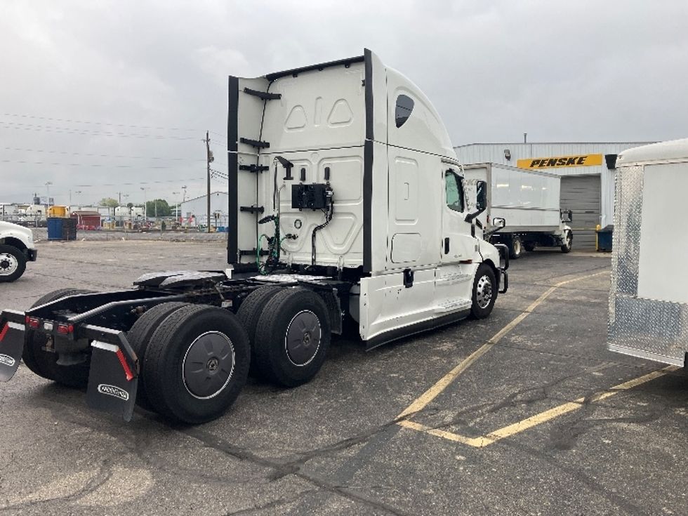Sleeper Tractor-Heavy Duty Tractors-Freightliner-2022-T12664ST-Piqua-OH-463,923\n\t\tmiles-$ 75,250 - Image 7