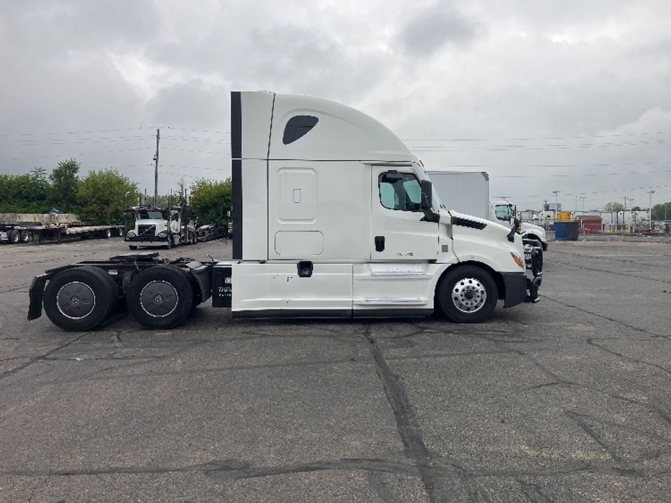 Sleeper Tractor-Heavy Duty Tractors-Freightliner-2022-T12664ST-Piqua-OH-463,923\n\t\tmiles-$ 75,250 - Image 8