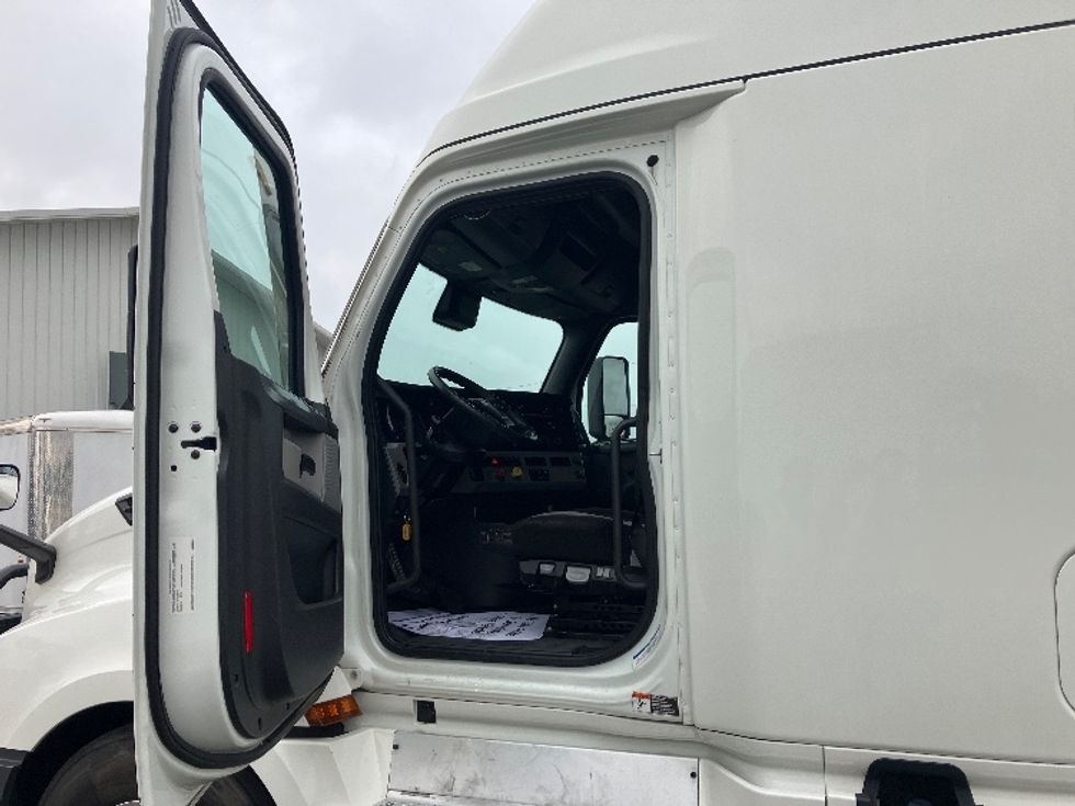 Sleeper Tractor-Heavy Duty Tractors-Freightliner-2022-T12664ST-Piqua-OH-463,923\n\t\tmiles-$ 75,250 - Image 9