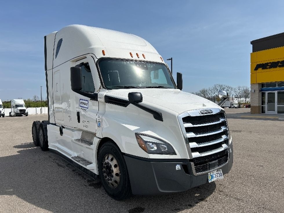 Sleeper Tractor-Heavy Duty Tractors-Freightliner-2022-T12664ST-Piqua-OH-497,639\n\t\tmiles-$ 73,500 - Image 1
