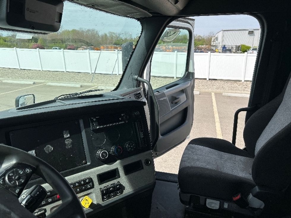 Sleeper Tractor-Heavy Duty Tractors-Freightliner-2022-T12664ST-Piqua-OH-497,639\n\t\tmiles-$ 73,500 - Image 10