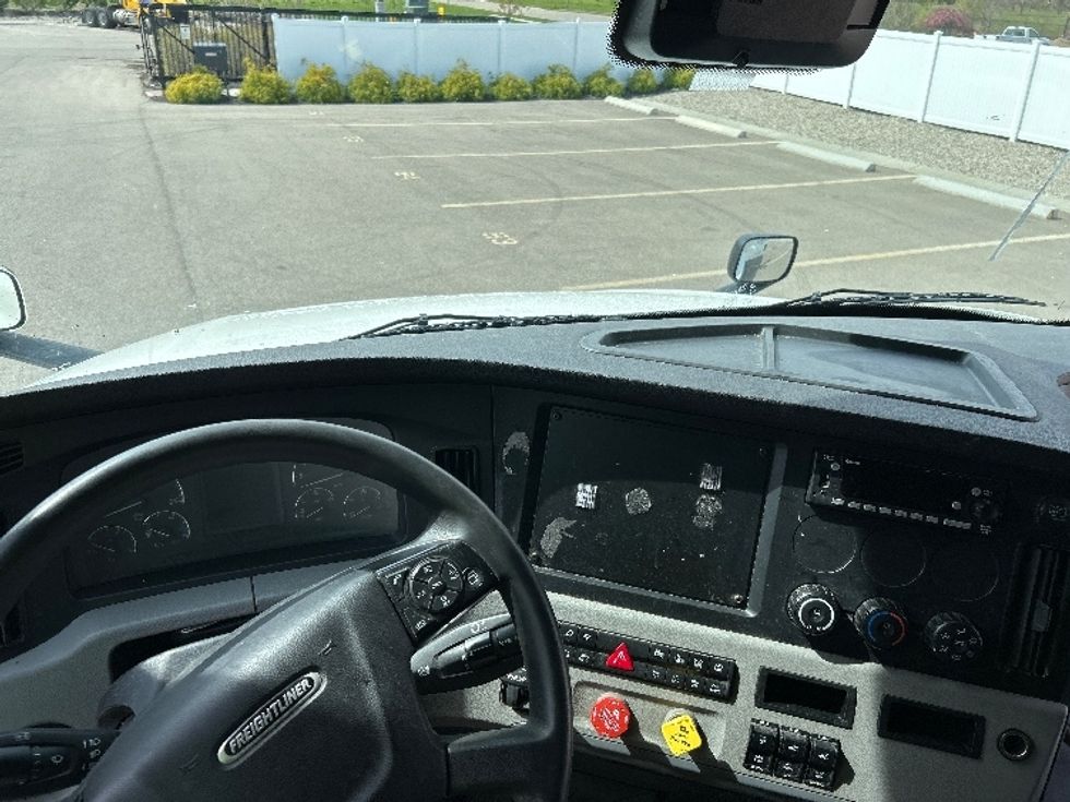 Sleeper Tractor-Heavy Duty Tractors-Freightliner-2022-T12664ST-Piqua-OH-497,639\n\t\tmiles-$ 73,500 - Image 11